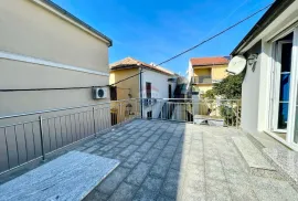 Crikvenica, Selce - kuća sa dva odvojena stana 70 m od mora, Crikvenica, House