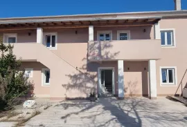 Istra - Medulin, potpuno renovirana kuća s prostranom okućnicom, Medulin, House