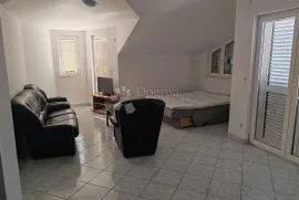 ZATOGLAV - kuća nadomak mora sa 7 apartmana i poslovnim prostorom, Rogoznica, House