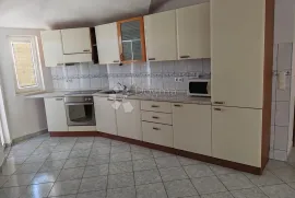 ZATOGLAV - kuća nadomak mora sa 7 apartmana i poslovnim prostorom, Rogoznica, House