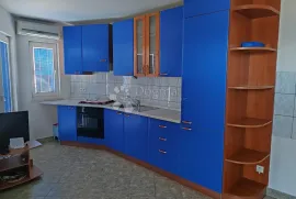 ZATOGLAV - kuća nadomak mora sa 7 apartmana i poslovnim prostorom, Rogoznica, House