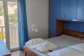 ZATOGLAV - kuća nadomak mora sa 7 apartmana i poslovnim prostorom, Rogoznica, House