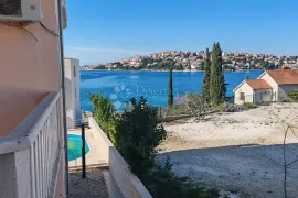 ZATOGLAV - kuća nadomak mora sa 7 apartmana i poslovnim prostorom, Rogoznica, House