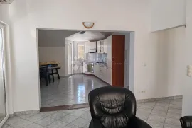 ZATOGLAV - kuća nadomak mora sa 7 apartmana i poslovnim prostorom, Rogoznica, House