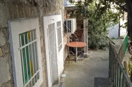 Dva apartmana u kuću u centru Vodica, Vodice, Ev