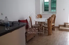 Dva apartmana u kuću u centru Vodica, Vodice, Ev