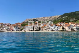 OTOK KRK, BAŠKA - Kuća sa 2 apartmana 80 m od mora i parking, Baška, بيت