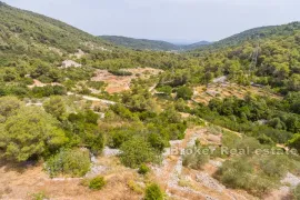 Imanje sa starim kamenim kućama, Vis, Haus