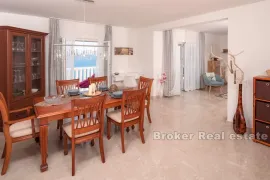 Apartmanska kuća s bazenom, Omiš, Ev