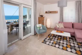 Apartmanska kuća s bazenom, Omiš, Ev