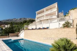 Apartmanska kuća s bazenom, Omiš, Ev