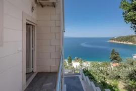 Apartmanska kuća s bazenom, Omiš, Ev