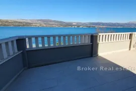 Kuća s tri apartmana uz plažu i more, Trogir, Σπίτι