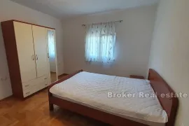 Kuća s tri apartmana uz plažu i more, Trogir, Σπίτι