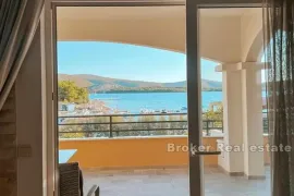 Apartmanska kuća u prvom redu do mora, Šibenik, Maison