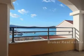 Apartmanska kuća u prvom redu do mora, Šibenik, Maison