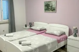 Apartmanska kuća u prvom redu do mora, Šibenik, Maison