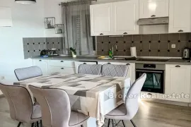 Apartmanska kuća u prvom redu do mora, Šibenik, Maison