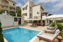 Apartmanska kuća blizu Trogira, Trogir, Haus