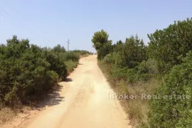 Poljoprivredno zemljište drugi red od mora, Hvar, Terrain