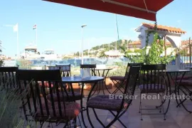 Poslovno stambena nekretnina prvi red do mora, Šibenik, Maison