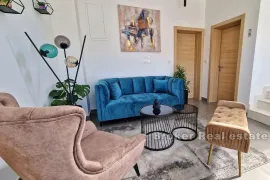 Apartmanska kuća sa restoranom, Trogir, Haus