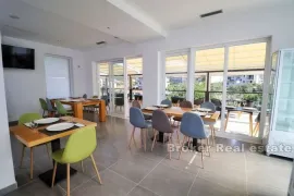 Apartmanska kuća sa restoranom, Trogir, Haus