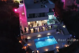 Apartmanska kuća sa restoranom, Trogir, Haus