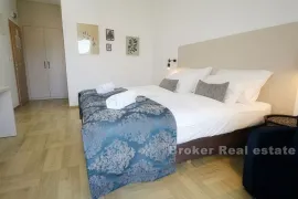 Apartmanska kuća sa restoranom, Trogir, Haus