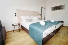 Apartmanska kuća sa restoranom, Trogir, Haus