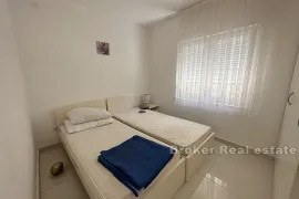 Apartmanska kuća s pogledom na more, Rogoznica, Дом