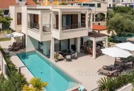 Vila s bazenom blizu mora, Trogir, Ev