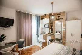 Apartmanska kuća sa dodatnim građevinskim zemljištem, Makarska, Maison