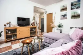 Apartmanska kuća sa dodatnim građevinskim zemljištem, Makarska, Maison