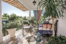 Apartmanska kuća sa dodatnim građevinskim zemljištem, Makarska, Maison