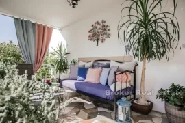 Apartmanska kuća sa dodatnim građevinskim zemljištem, Makarska, Maison