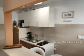 Apartmanska kuća sa dodatnim građevinskim zemljištem, Makarska, Maison