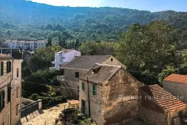 Dvojna kamena kuća s dvorištem, na prodaju, Vis, Kuća