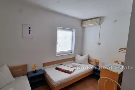 Apartmanska kuća blizu plaže i centra, Lanišće, Kuća