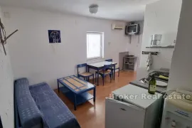 Apartmanska kuća blizu plaže i centra, Lanišće, Kuća