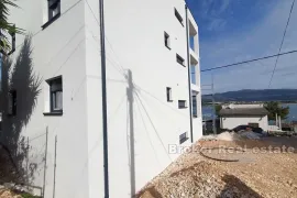 Stanovi u novogradnji uz more i plažu, Trogir, Kвартира