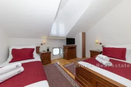 Hotel u prvom redu do mora, Murter, Famiglia