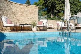 Hotel u prvom redu do mora, Murter, Famiglia