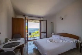 Apartmanska kuća s otvorenim pogledom na more, Omiš, Casa