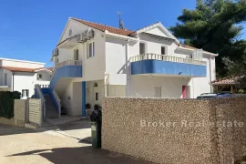 Apartmanska kuća s bazenom, drugi red od mora, Trogir, Casa