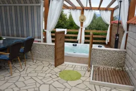 Apartmanska kuća s bazenom, drugi red od mora, Trogir, Casa