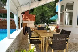 Apartmanska kuća s bazenom, drugi red od mora, Trogir, Casa