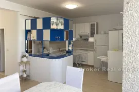 Apartmanska kuća s bazenom, drugi red od mora, Trogir, Casa