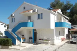 Apartmanska kuća s bazenom, drugi red od mora, Trogir, Casa