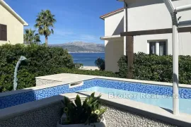 Apartmanska kuća s bazenom, drugi red od mora, Trogir, Casa